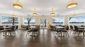 Café da manhã com buffet grátis todos os dias