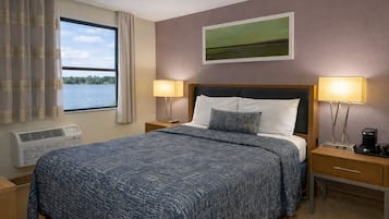 Chambre, 1 lit double, vue sur le lac | Ameublement unique, bureau, espace de travail pour ordinateurs portables