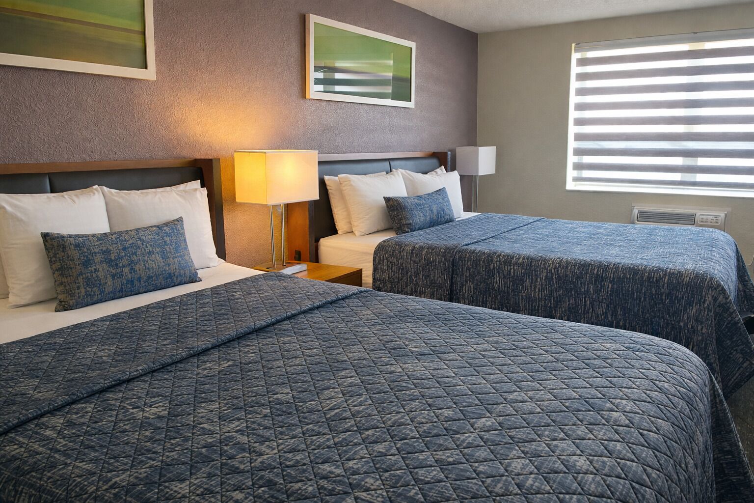 Muebles diferentes, escritorio y espacio para trabajar con laptop 