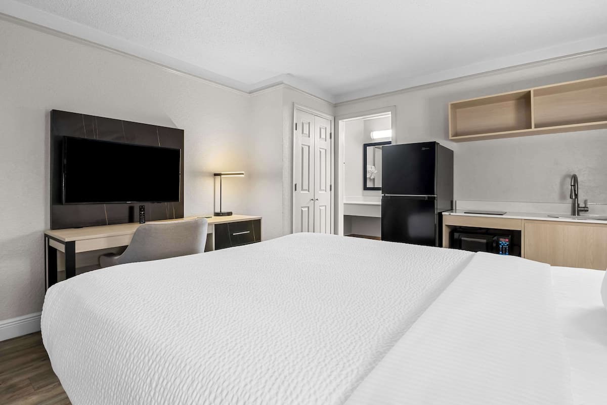 Premium bedding, desk, iron/ironing board, free cribs/infant beds