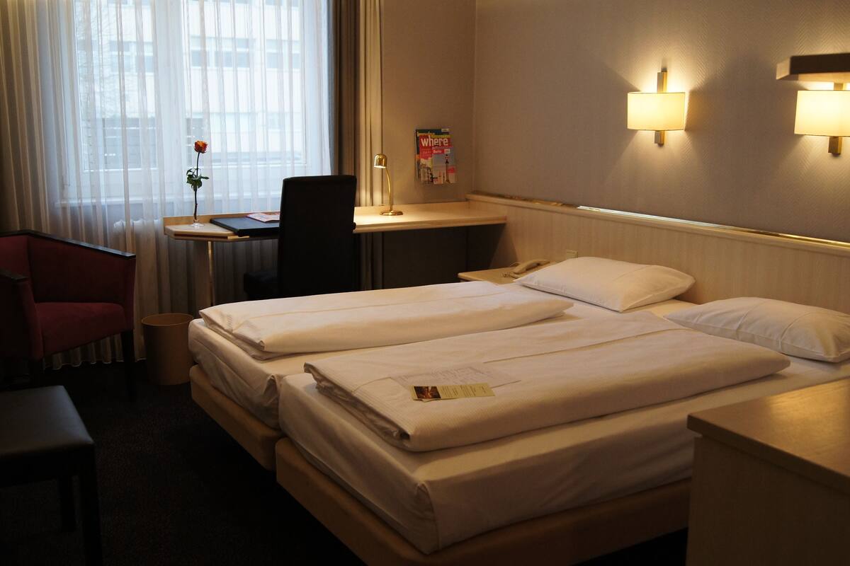 Hypo-allergenic bedding, in-room safe, desk, blackout curtains