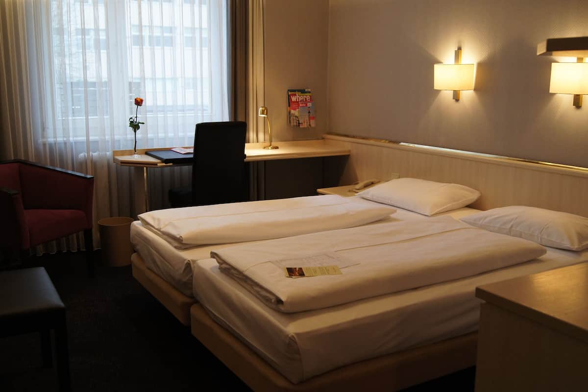 Hypo-allergenic bedding, in-room safe, desk, blackout curtains