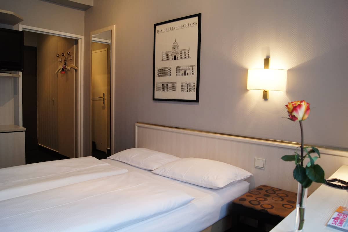 Hypo-allergenic bedding, in-room safe, desk, blackout curtains