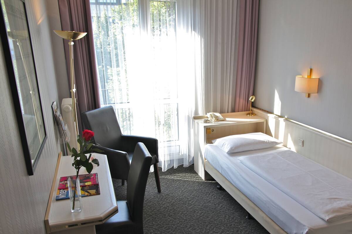 Hypo-allergenic bedding, in-room safe, desk, blackout curtains