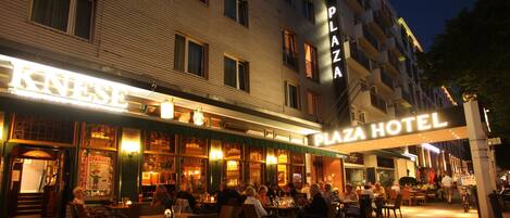 Literie hypoallergĂ©nique, coffre-fort, bureau, rideaux dâobscurcissement