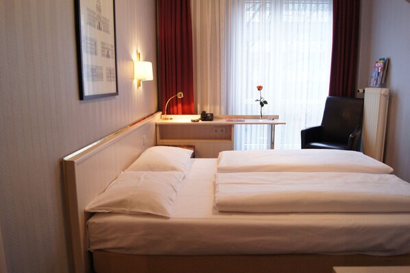 Hypo-allergenic bedding, in-room safe, desk, blackout curtains