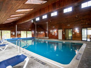 Una piscina cubierta (de 09:00 a 21:00), tumbonas