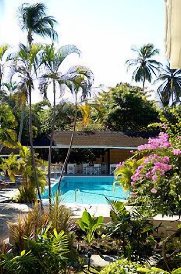 Piscine extérieure, parasols de plage, chaises longues