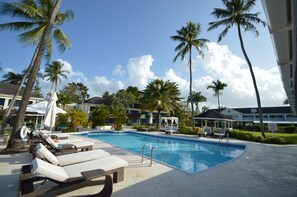Outdoor pool, pool umbrellas, sun loungers - Starfish Discovery Bay Resort Barbados (Holetown)