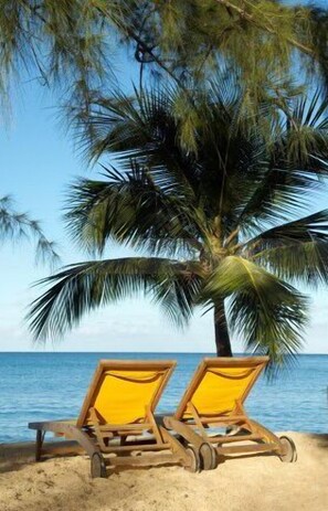 On the beach, white sand, sun loungers, beach umbrellas - Starfish Discovery Bay Resort Barbados (Holetown)