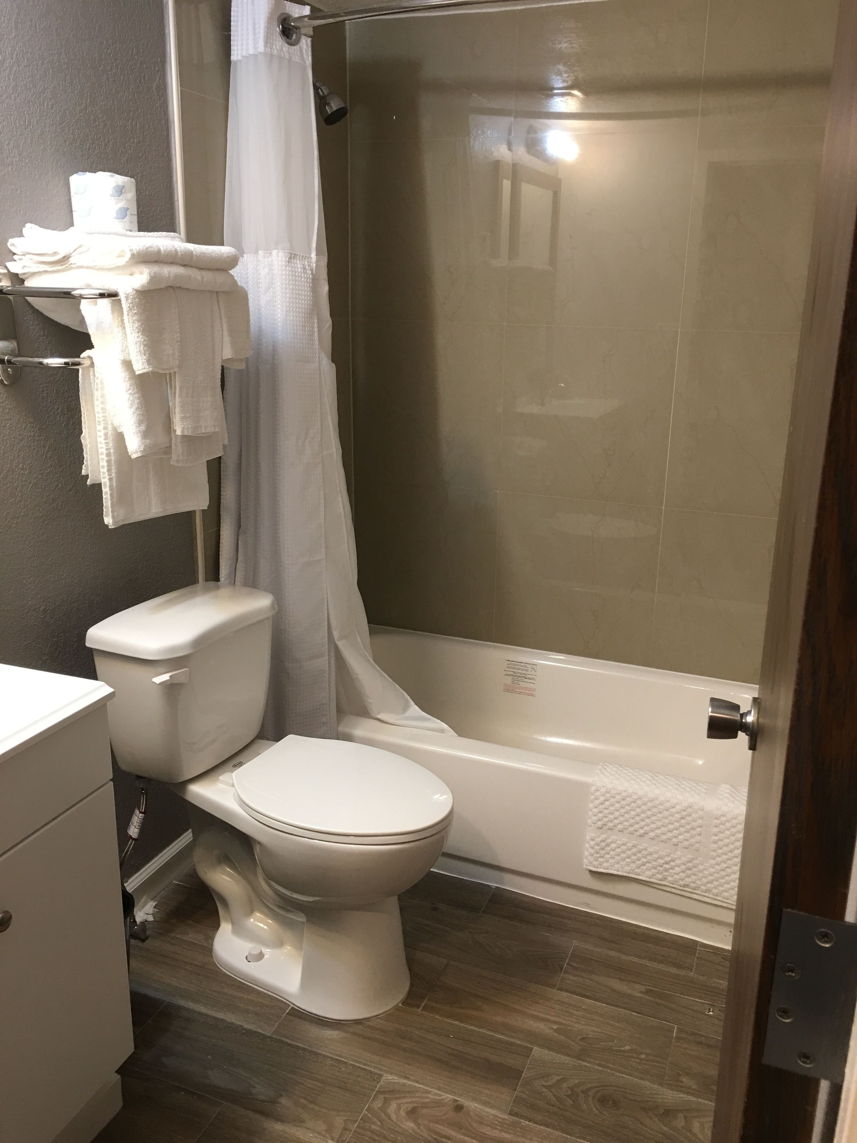 Un baño con inodoro, cabina de ducha y bañera.