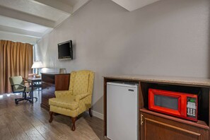 Desk, blackout drapes, iron/ironing board, free WiFi - Rodeway Inn Clermont North (Clermont)