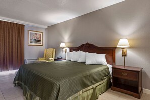 Desk, blackout drapes, iron/ironing board, free WiFi - Rodeway Inn Clermont North (Clermont)