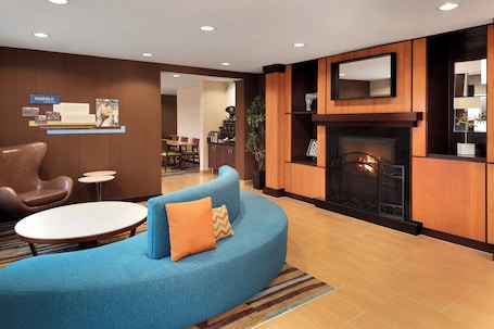 Lobby. Fairfield Inn & Suites by Marriott Minneapolis Bloomington/Mall of America