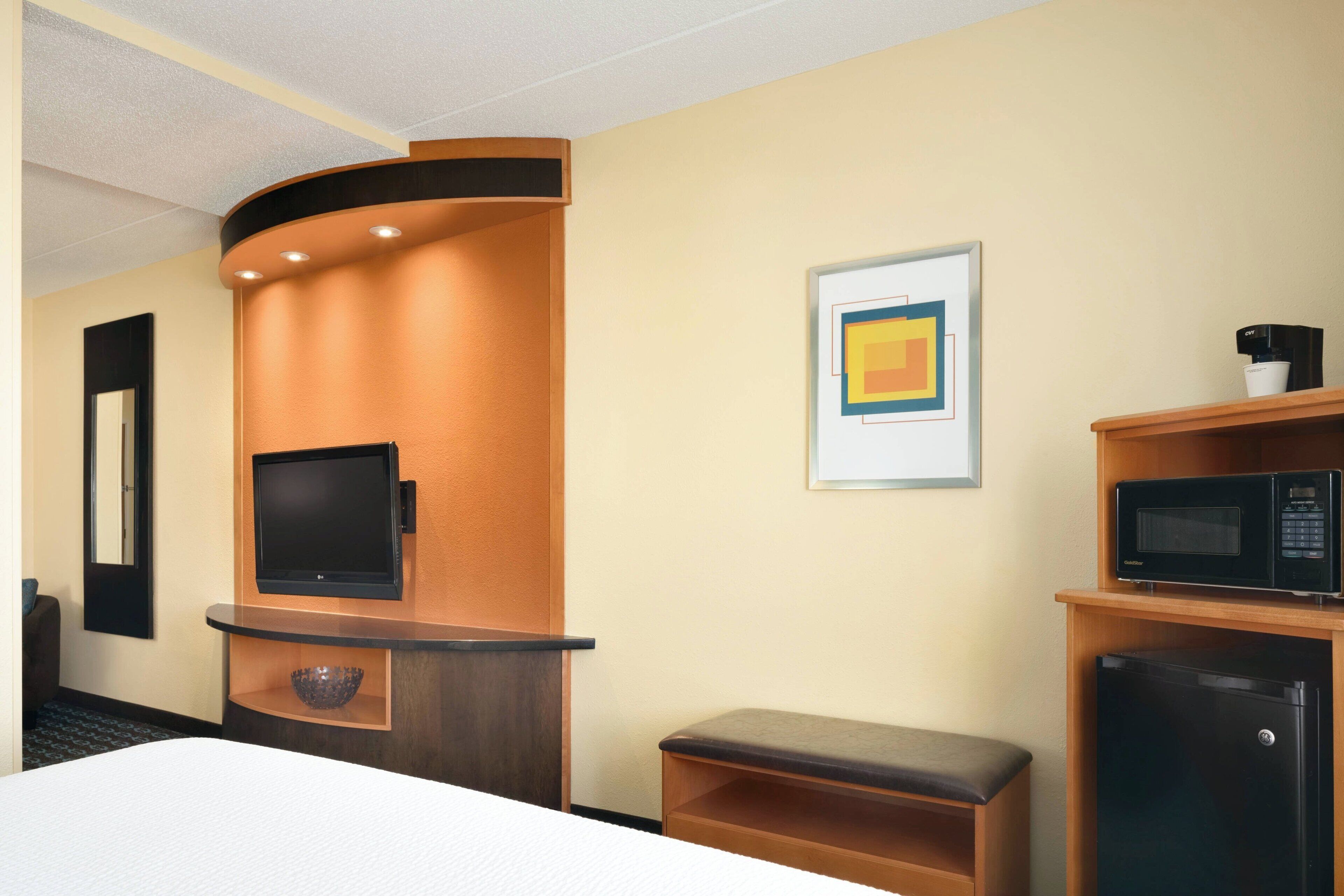 Een bureau, een laptopwerkplek, verduisterende gordijnen