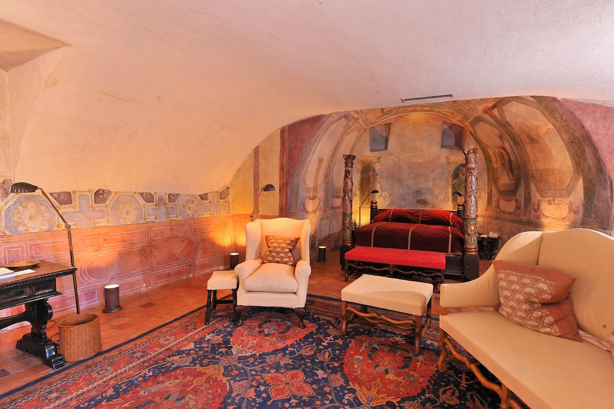 Suite Château Supérieure, Vue Beaujolais | 1 chambre, minibar, coffres-forts dans les chambres, bureau