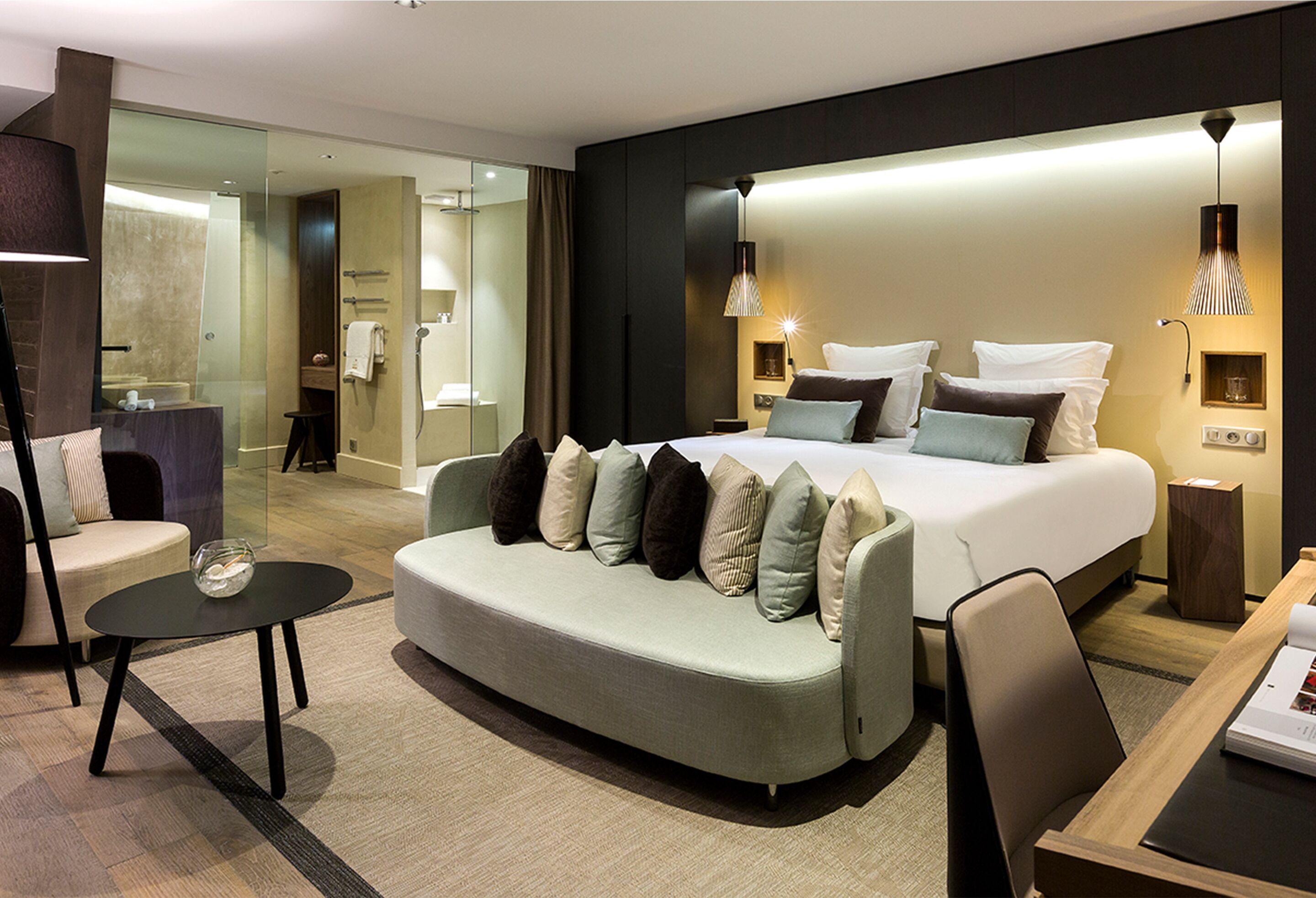 2 bedrooms, minibar, in-room safe, desk