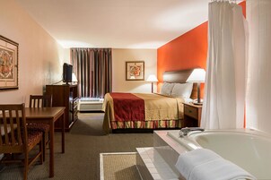 Escritorio, espacio para trabajar con un portátil, cortinas opacas