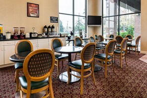 Free daily continental breakfast  - Econo Lodge Andrews Air Force Base (Clinton)