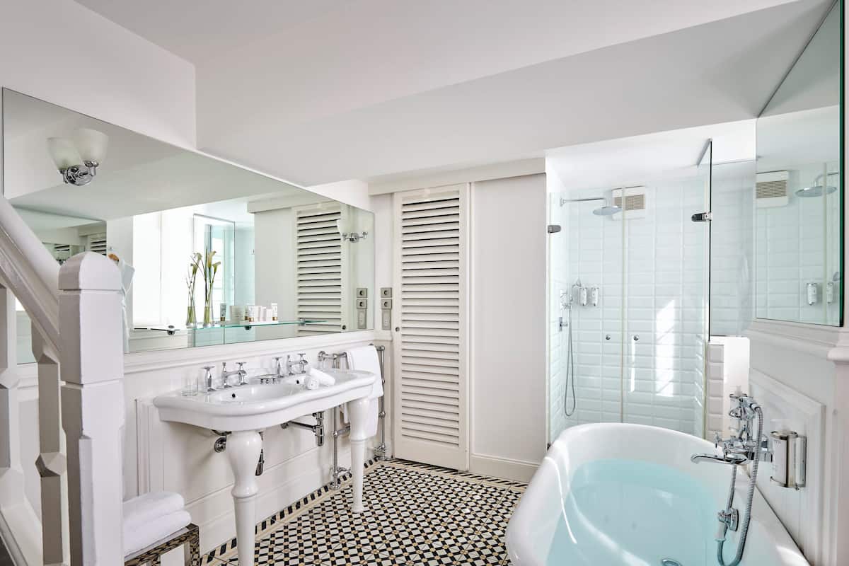 royal suite | bathroom | free toiletries, hair dryer, bathrobes, slippers