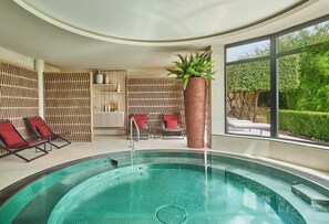 Couples treatment room(s), sauna, hot tub, steam room
