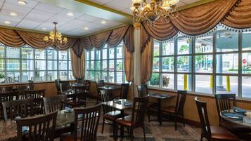 Petit déjeuner, déjeuner et dßner servis sur place