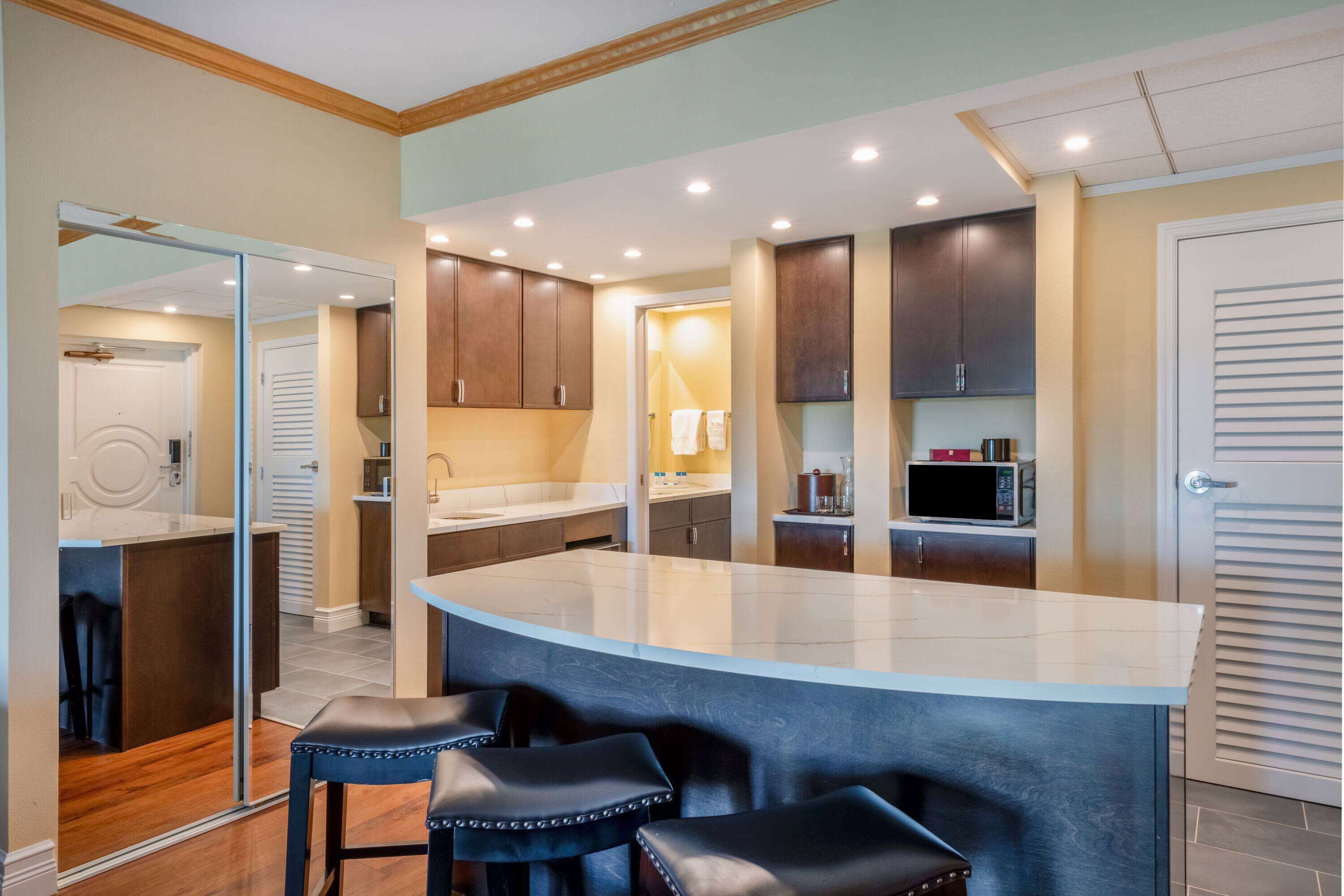 고급 침구, 오리/거위털 이불, 필로우탑 침대, 객실 내 금고