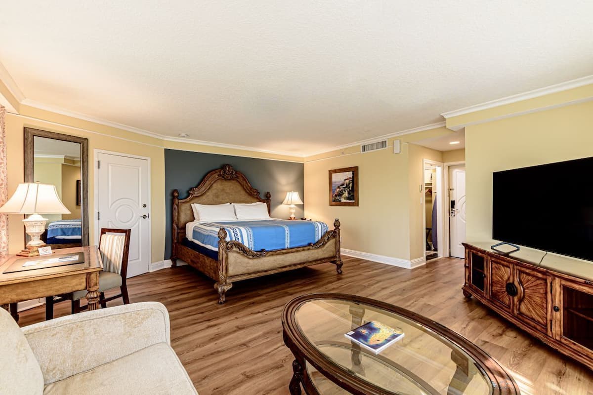 Superior Room, 1 King Bed, Non Smoking, Bay View | Premium bedding, down duvets, pillow-top beds, in-room safe