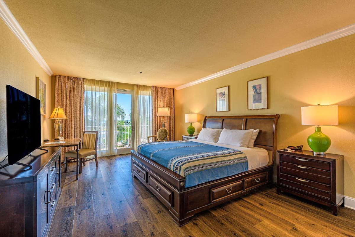Deluxe Room, 1 King Bed, Balcony, Bay View (nonsmoking) | Premium bedding, down duvets, pillow-top beds, in-room safe