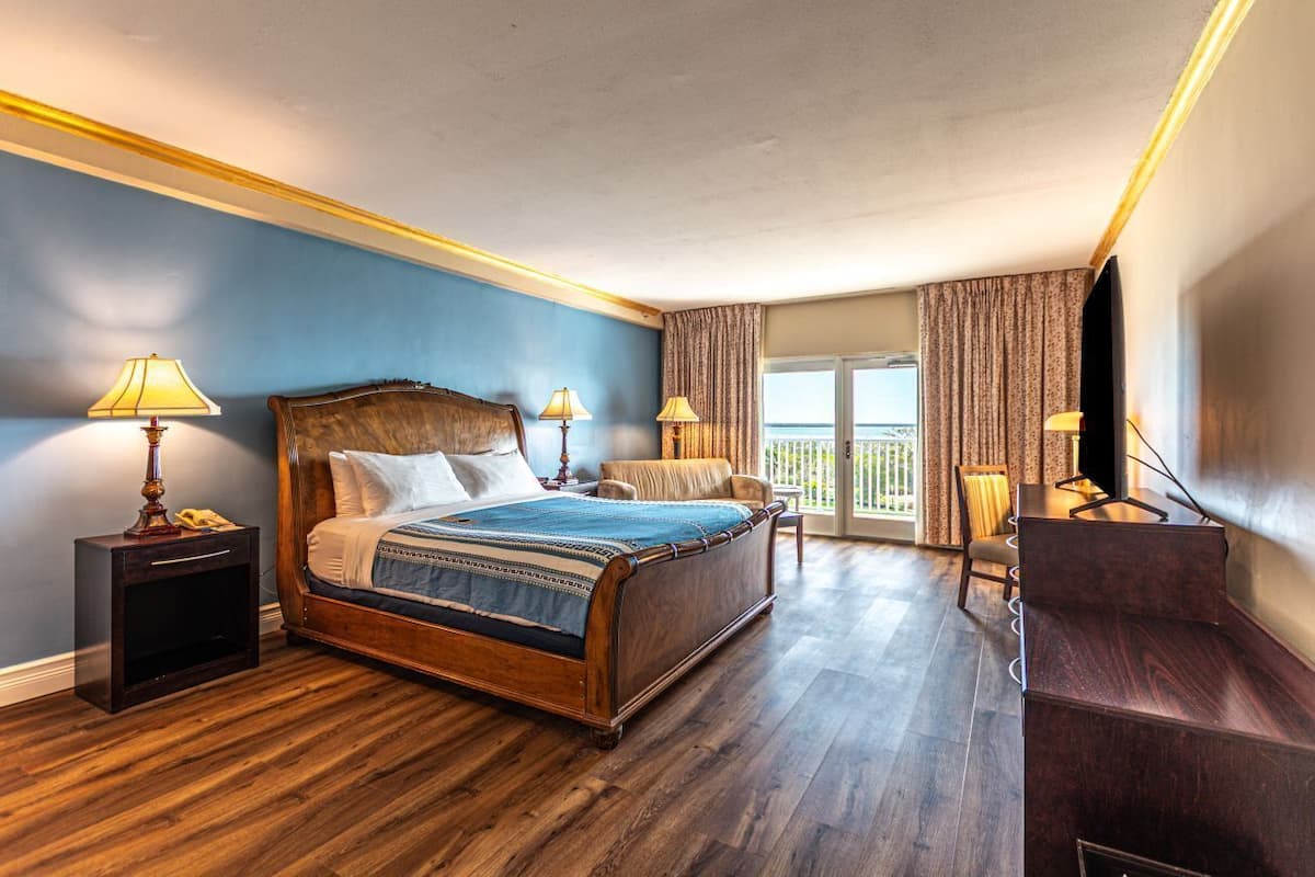 1 King Bed, Bay View, Balcony, Non-Smoking | Premium bedding, down duvets, pillow-top beds, in-room safe