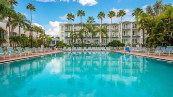 Piscine couverte, piscine extérieure, parasols de plage, chaises longues