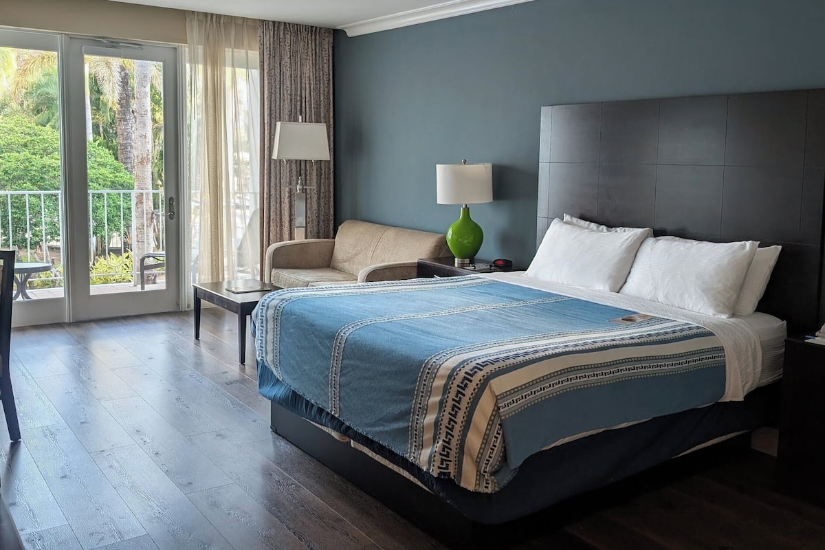 Room, 1 King Bed, Accessible, Non Smoking (Mobility/Hearing/Roll in Shower) | Premium bedding, down duvets, pillow-top beds, in-room safe
