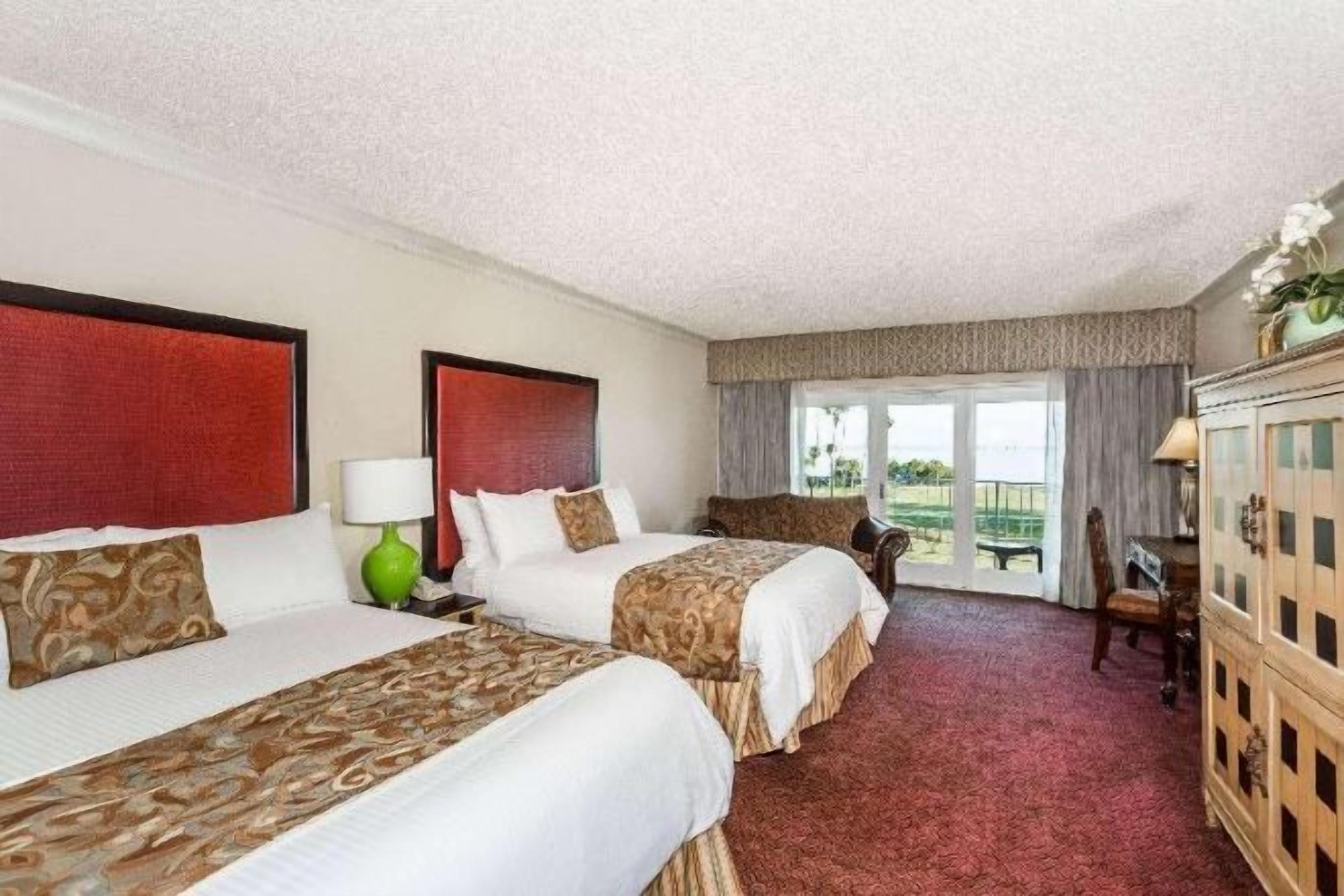 Ylelliset vuodevaatteet, untuvapeitot, pillowtop-patjalliset sängyt