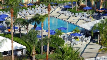 Piscine couverte, piscine extérieure, parasols de plage, chaises longues