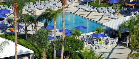 Piscina coperta, piscina all'aperto, ombrelloni da piscina, lettini