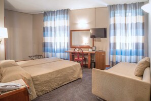 Standard-Dreibettzimmer | Hochwertige Bettwaren, Minibar, Zimmersafe, Schreibtisch