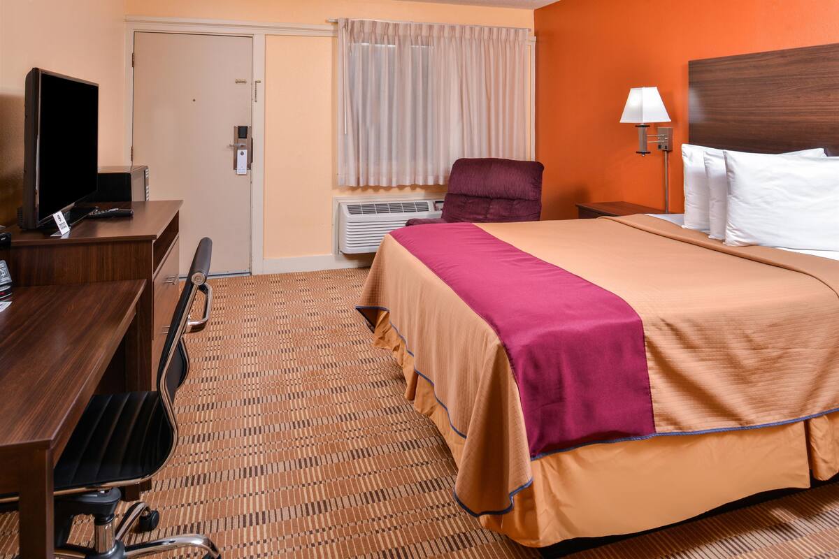 Room, 1 Queen Bed, Non Smoking | Iron/ironing board, cribs (surcharge), rollaway beds (surcharge)