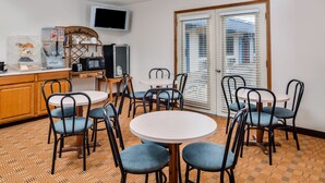 Breakfast area - Americas Best Value Inn Ellsworth (Ellsworth)