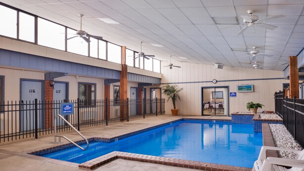 Indoor pool - Americas Best Value Inn Ellsworth (Ellsworth)