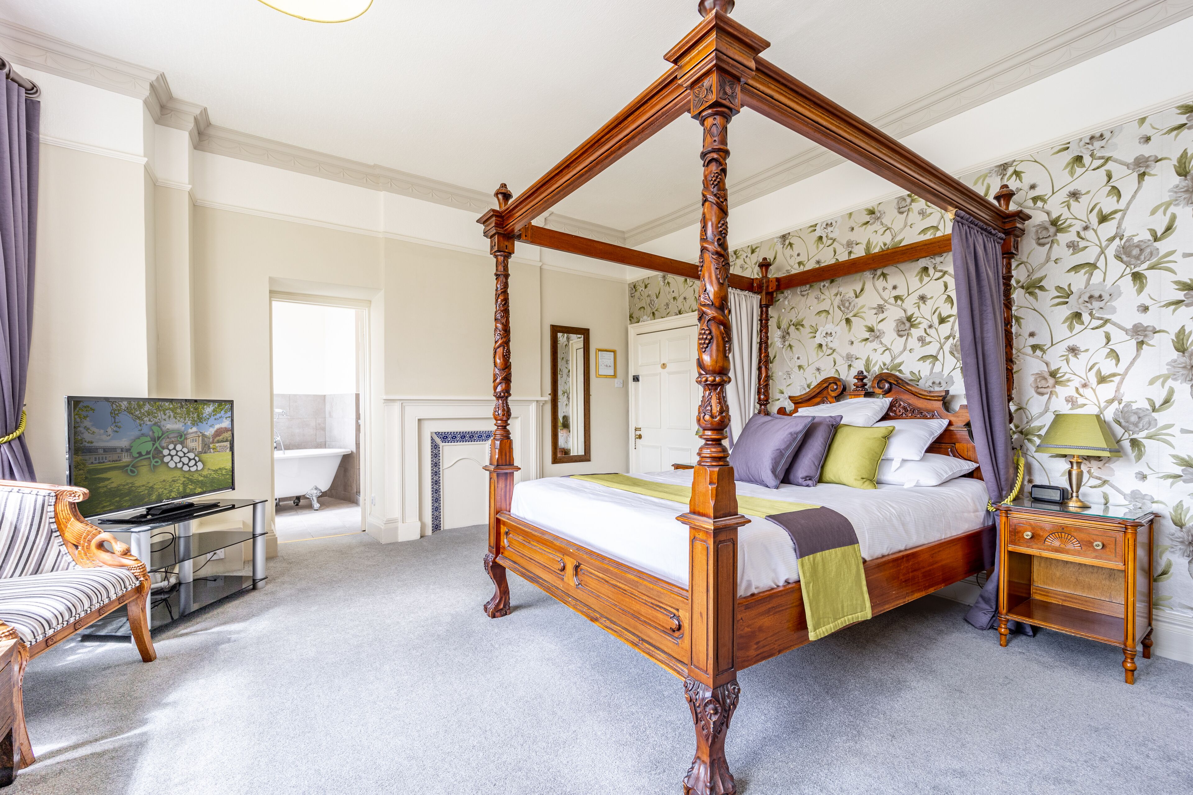 executive room, 1 double bed, non smoking | individually decorated, individually furnished, desk, laptop workspace