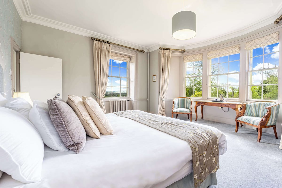 individually decorated, individually furnished, desk, laptop workspace