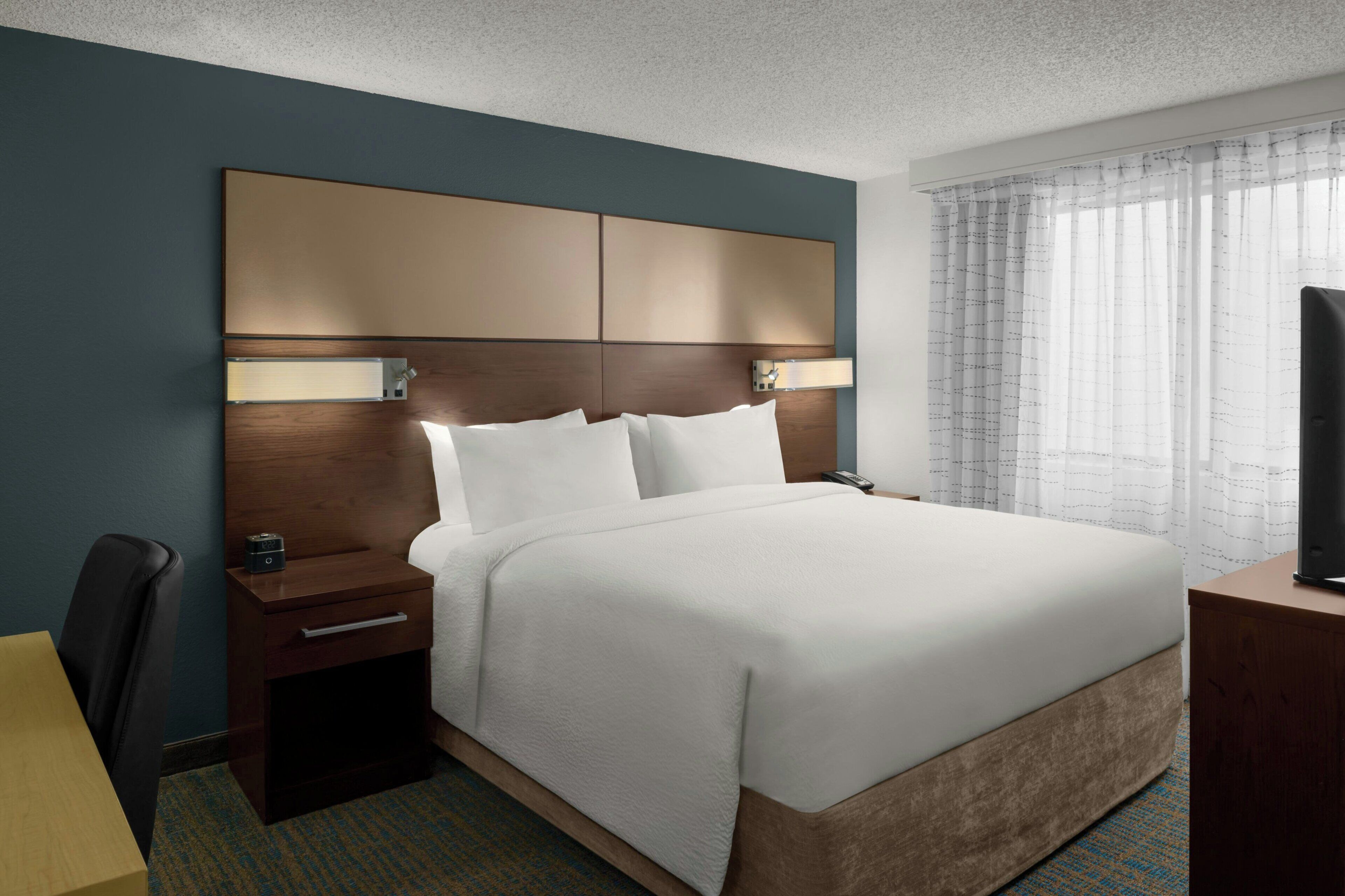 Luxe beddengoed, pillowtop-bedden, een bureau, een laptopwerkplek