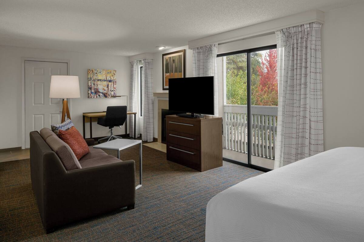 Studio | Living area | 32-inch LCD TV with satellite channels, TV