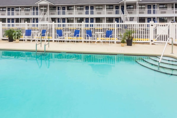 Outdoor pool, sun loungers