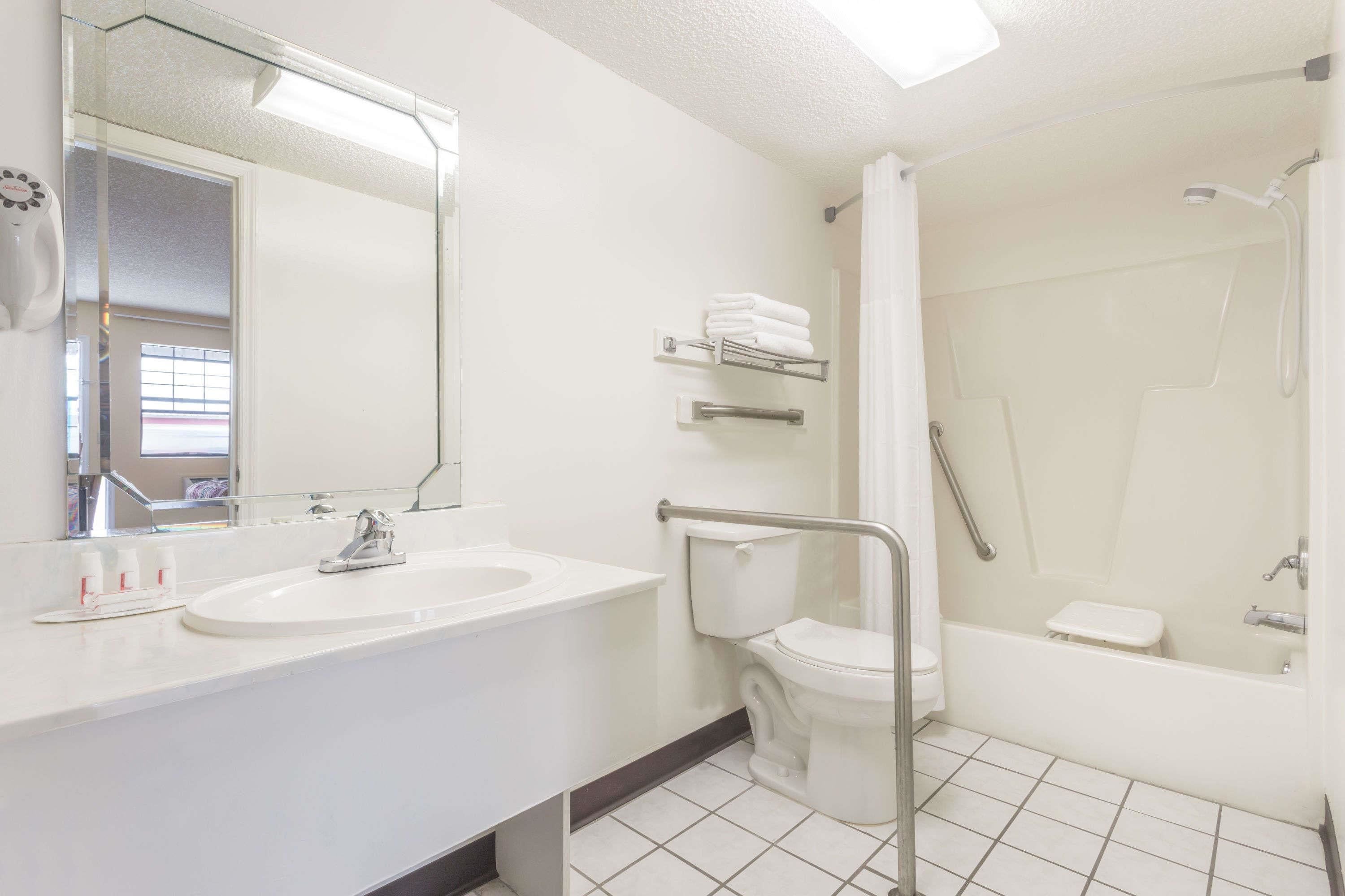 Værelse - 2 dobbeltsenge - handicapvenligt - ikke-ryger (Mobility/Hearing) | Badeværelse | Bruser, gratis toiletartikler, hårtørrer, håndklæder