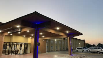 Fachada de la propiedad por la tarde o noche