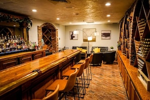 2 bars/lounges