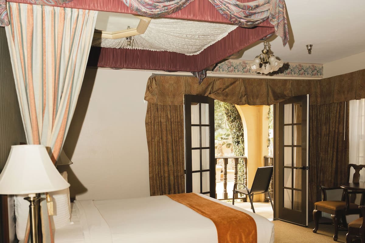 Traditional Suite | Premium bedding, desk, blackout drapes, iron/ironing board