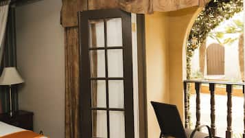 Suite tradicional | Ropa de cama de alta calidad, escritorio y cortinas blackout
