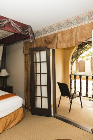 Suite tradicional | Ropa de cama de alta calidad, escritorio y cortinas blackout 